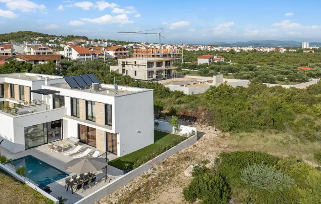 Elegante Villa in Tribunj – Mediterranes Leben mit Investitionswert