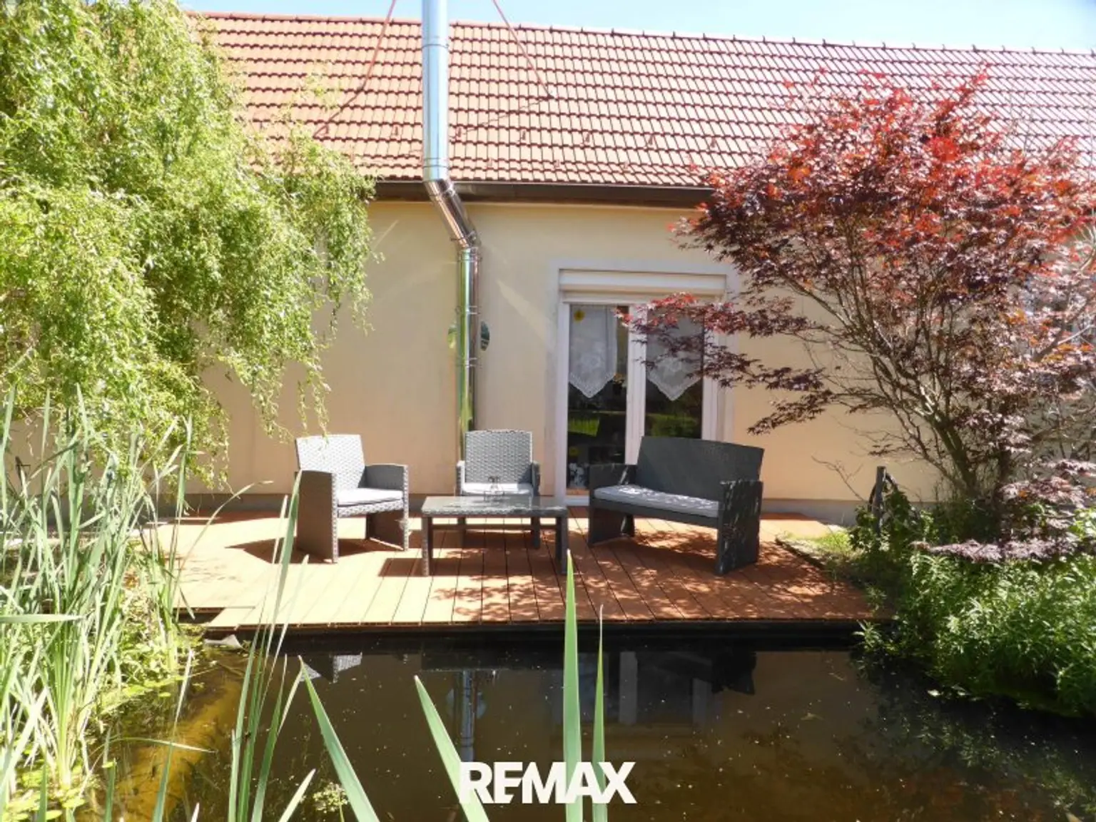 Terrasse mit Teich