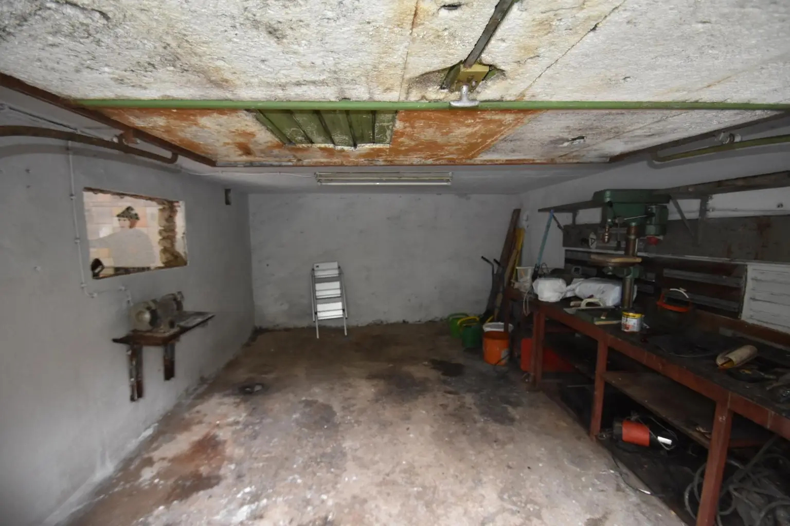 Wohnhaus mit großem Waldgrundstück