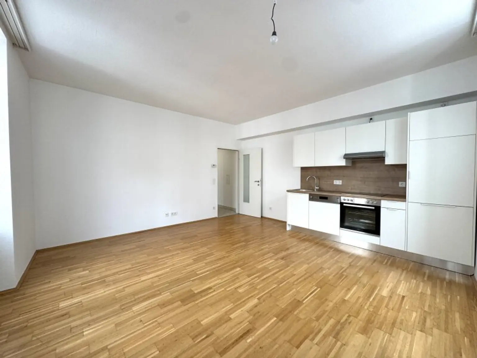 Ein kurzes Spaziergang zur U6 - schöner Altbau inklusive Aufzug - inkl. Einbauküche