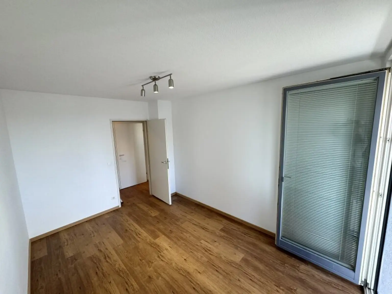 Traumlage bei der UNO-City – moderne Wohnung mit Loggia