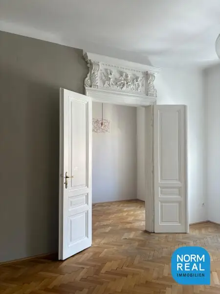 Flügeltür mit Stuck