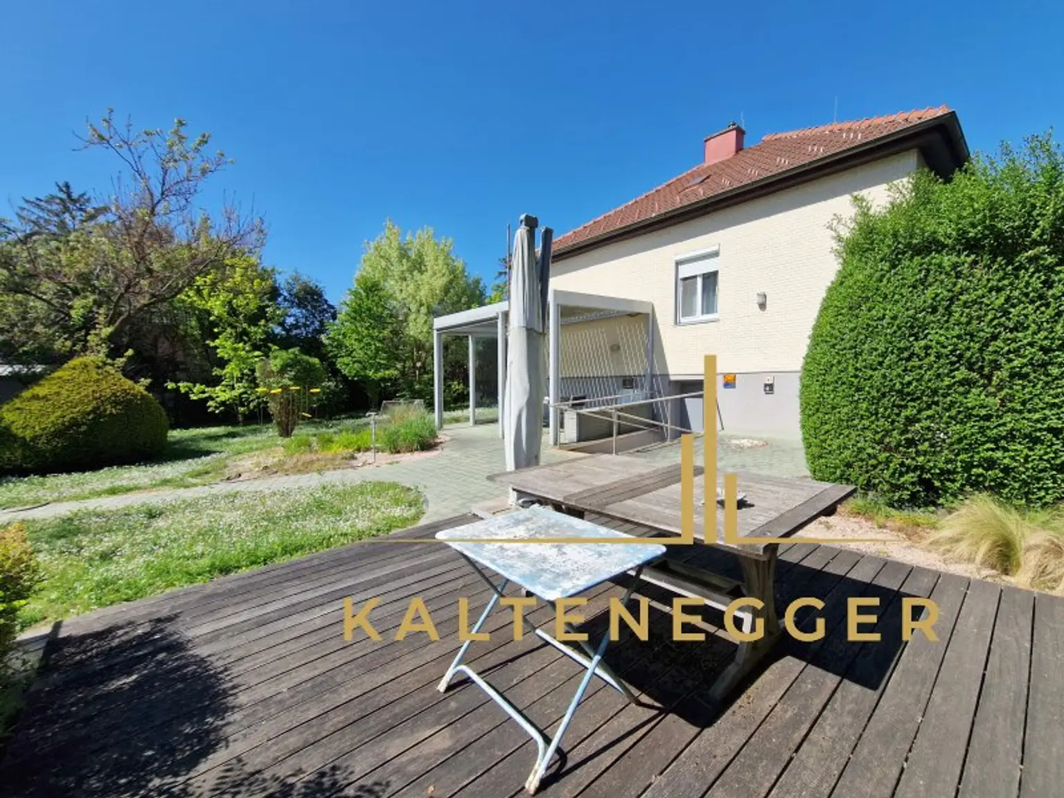Haus Außenansicht mit Garten und Terrasse