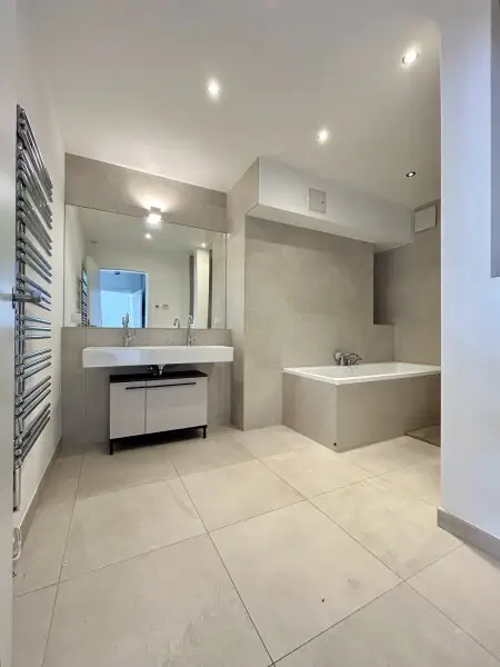 Exklusive Dachgeschosswohnung mit Grün-Blick in Top-Lage - Luxusausstattung