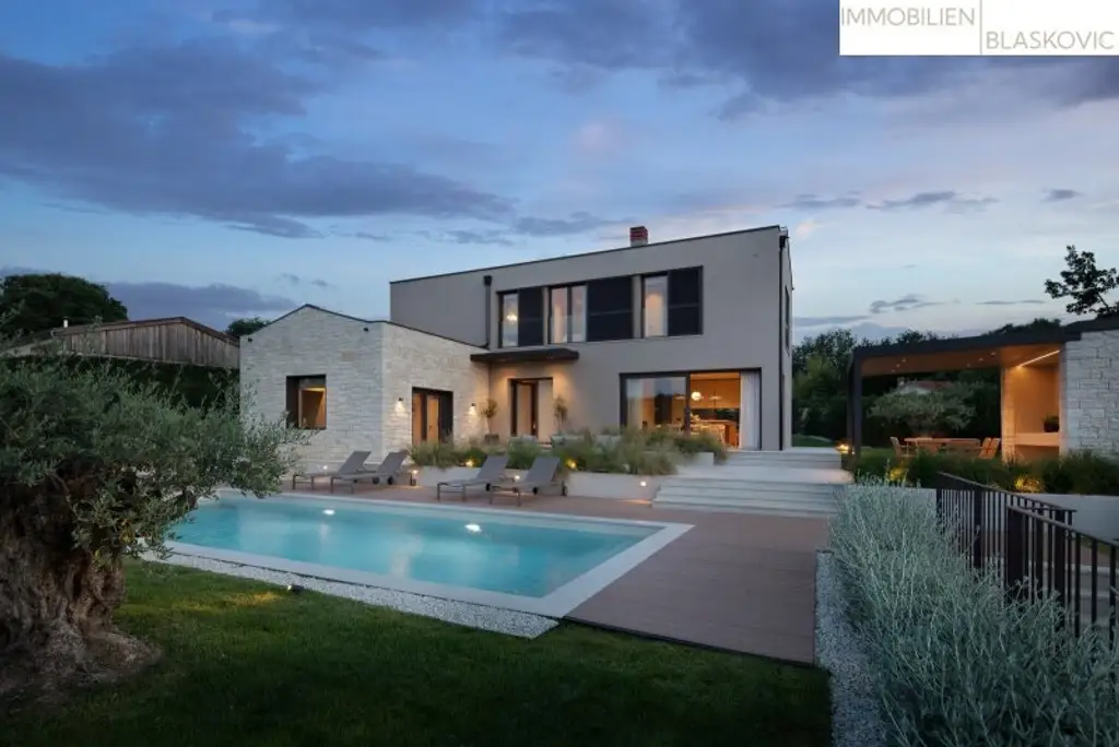 Luxus-Villa mit beheiztem Pool und Wellnessbereich in Vrsar - Erstbezug mit Top-Ausstattung!