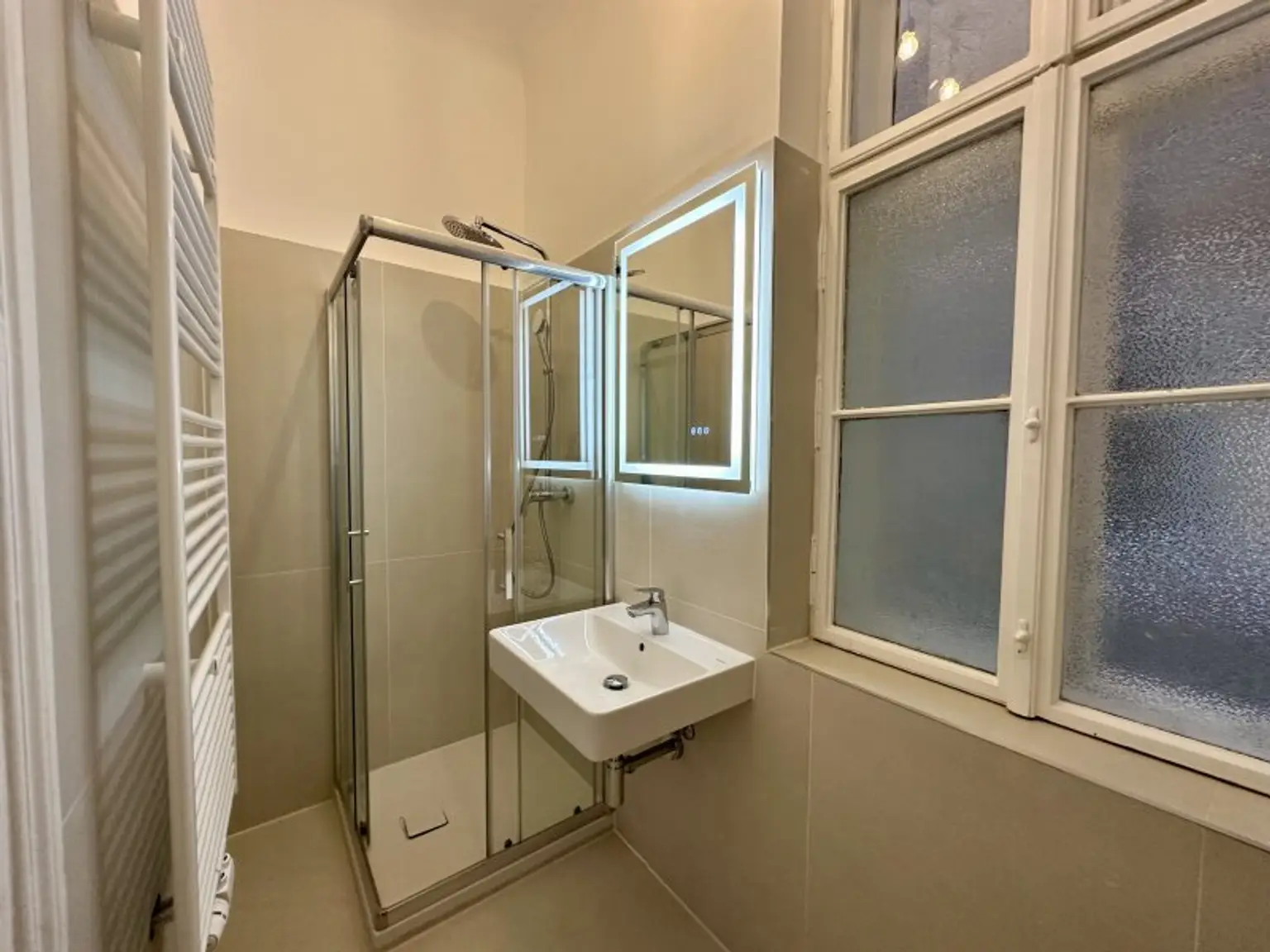 Stilvolle und geräumige 4-Zimmer-Altbauwohnung mit Balkon, nahe Währinger Straße