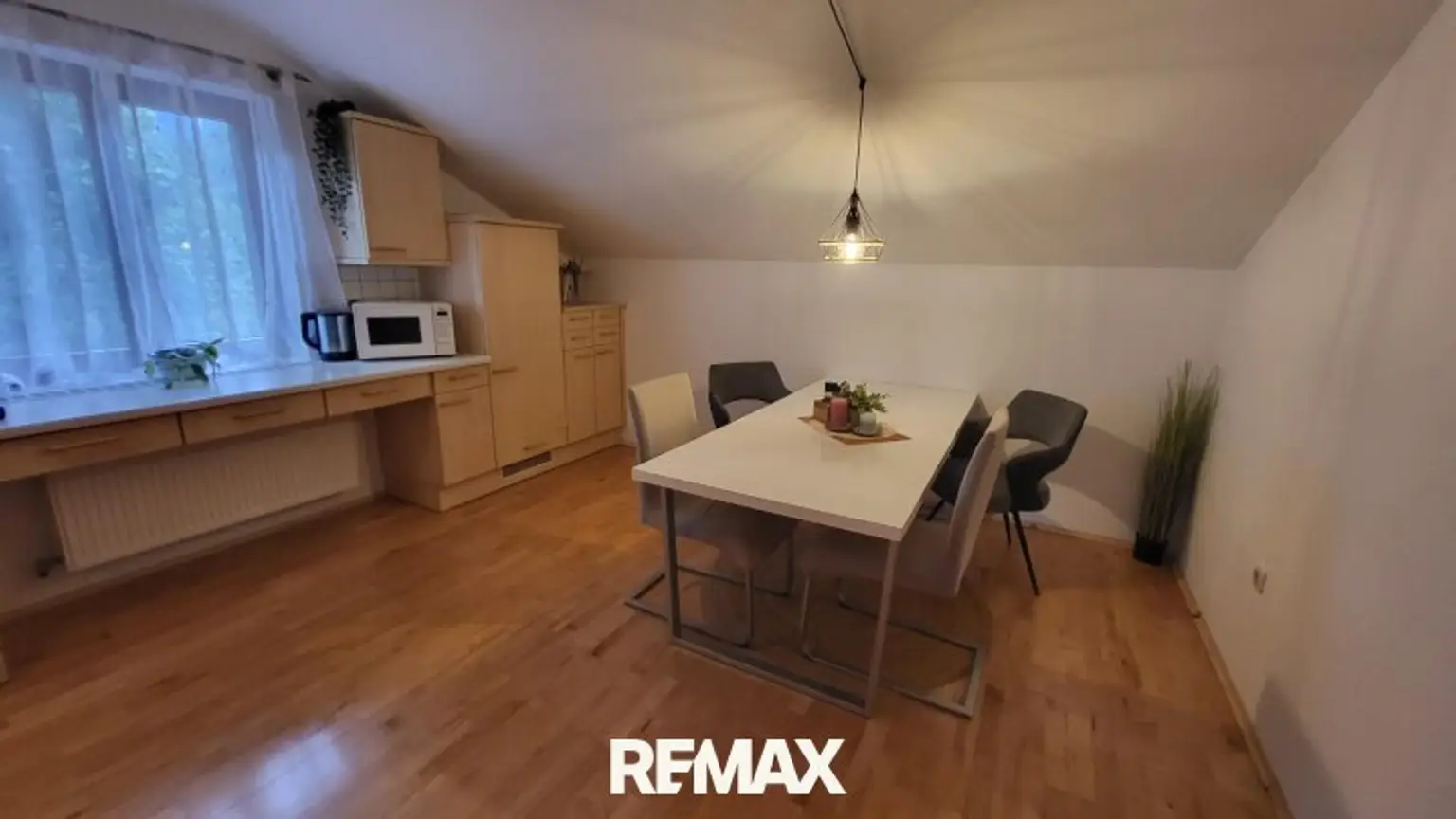 Küche mit Essbereich