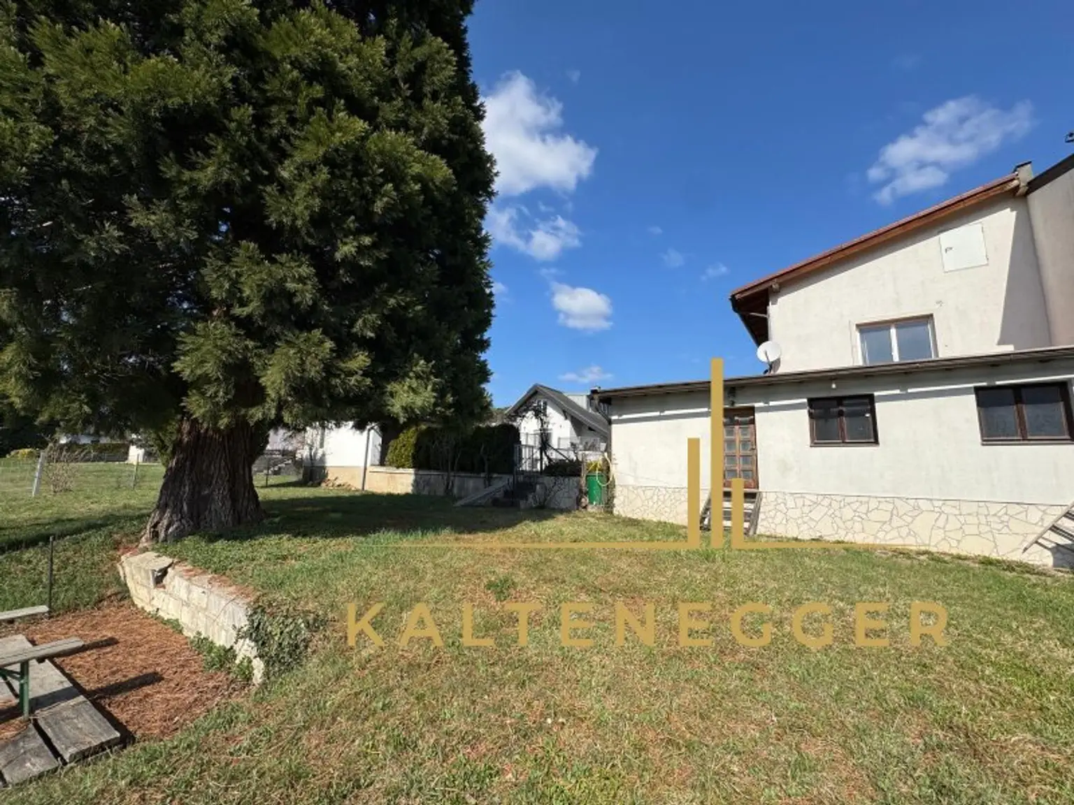 Sonnenbeschienenes Grundstück mit Blick auf die Hohe Wand - ein ländliches Mehrfamilienhaus und ein Einfamilienhaus