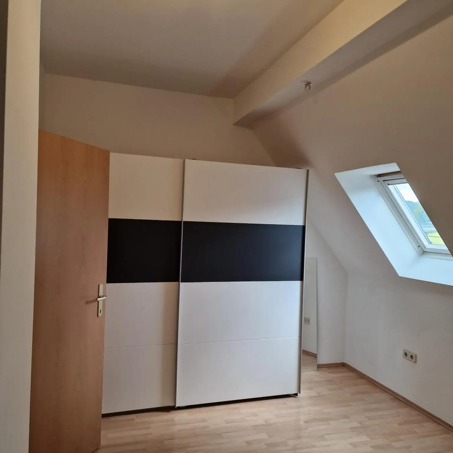 Voll möblierte 2,5-Zimmer-Dachgeschoßwohnung, 1 Monat mietzinsfrei!
