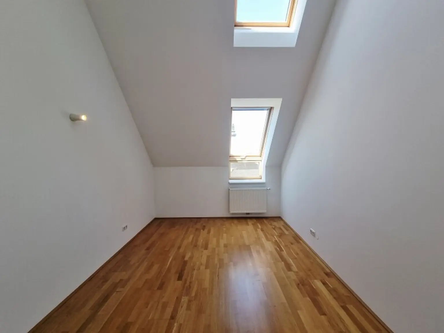 Lichtdurchflutete Maisonette mit Dachterrasse & Klimaanlage – wohnen zwischen Landhausviertel & Promenade