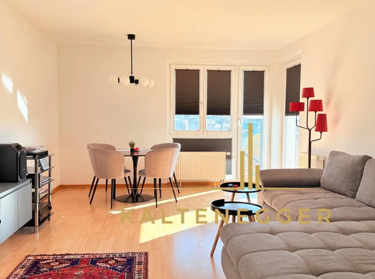 Blick von Küche zum Wohnzimmer, rechts Loggia (Innenjalousien halb offen)