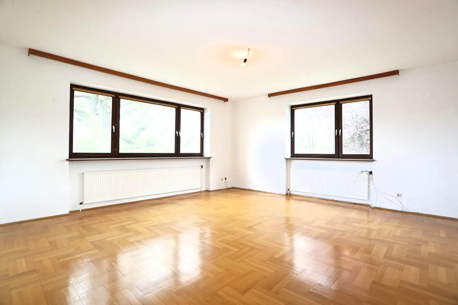 geräumiges Wohnzimmer