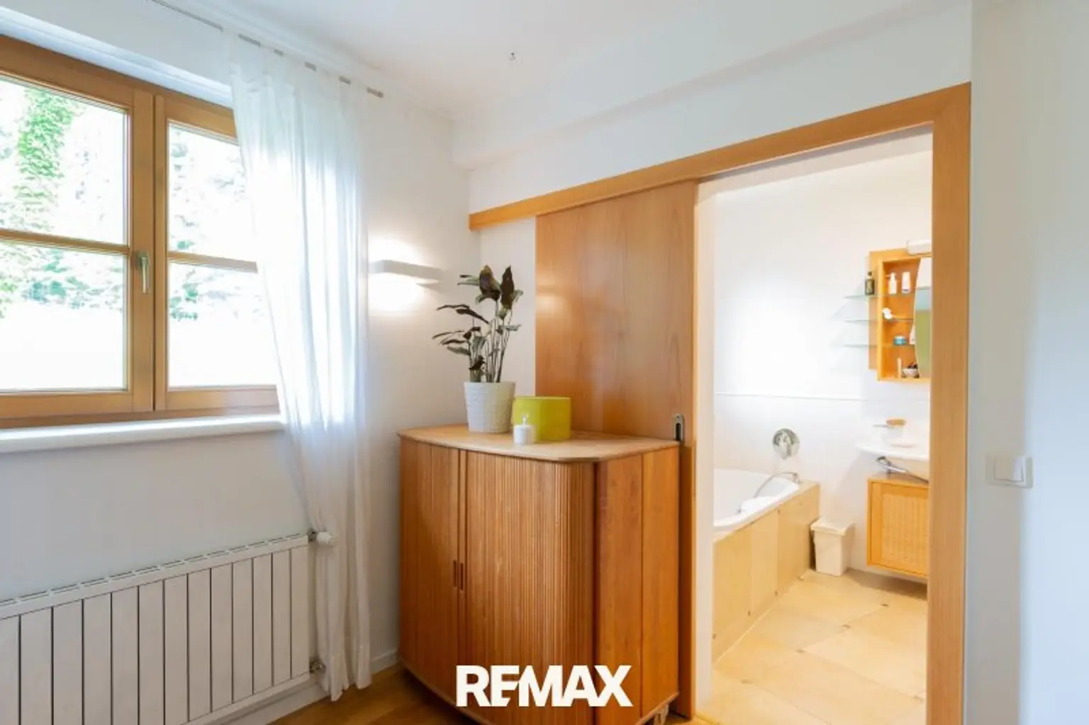 EG Schlafzimmer - mit Sicht auf Badezimmer