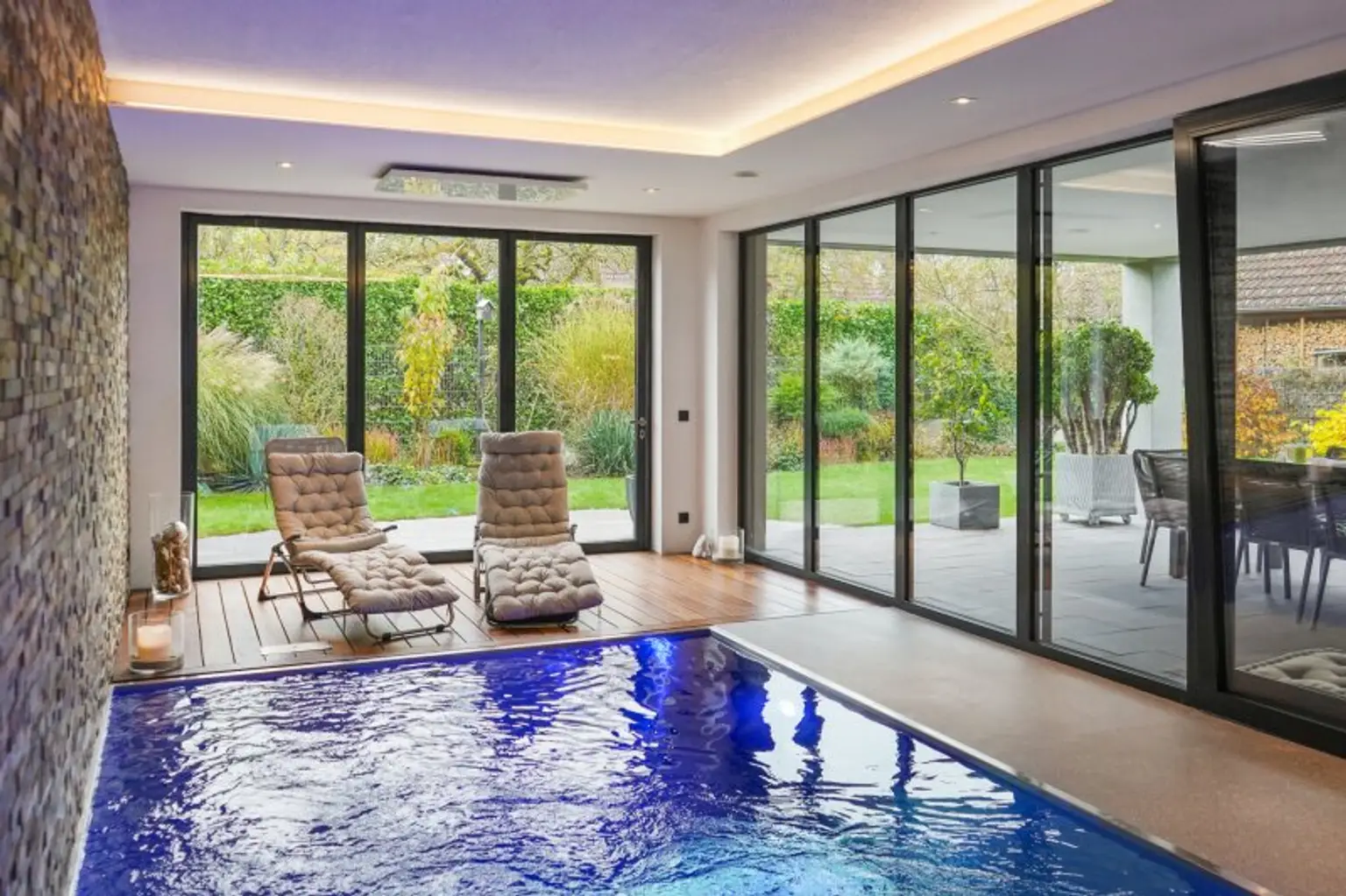 Exklusive Villa mit Indoor- & Outdoor-Pool, Smart-Home-Ausstattung und durchdachtem Raumkonzept