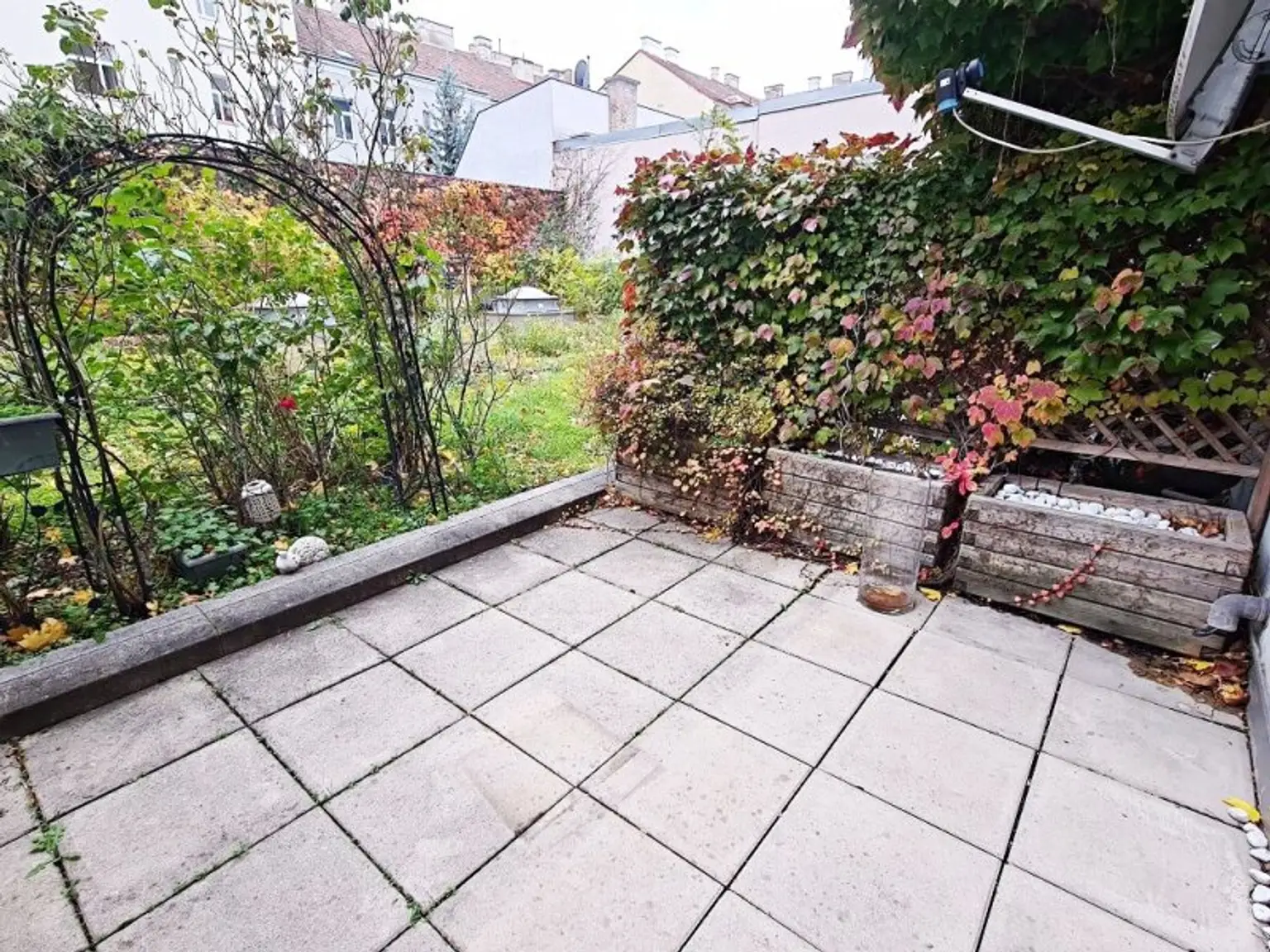 BUCHENGASSE, U1-NÄHE, 57 m2 Neubau mit 10 m2 Terrasse, 2 Zimmer, Komplettküche, Wannenbad, Parketten, 1. Liftstock