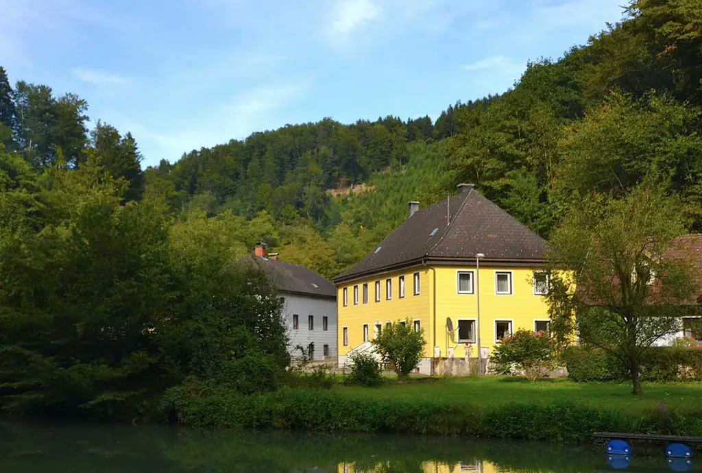 Großes Haus mit Garten an der Yspermündung