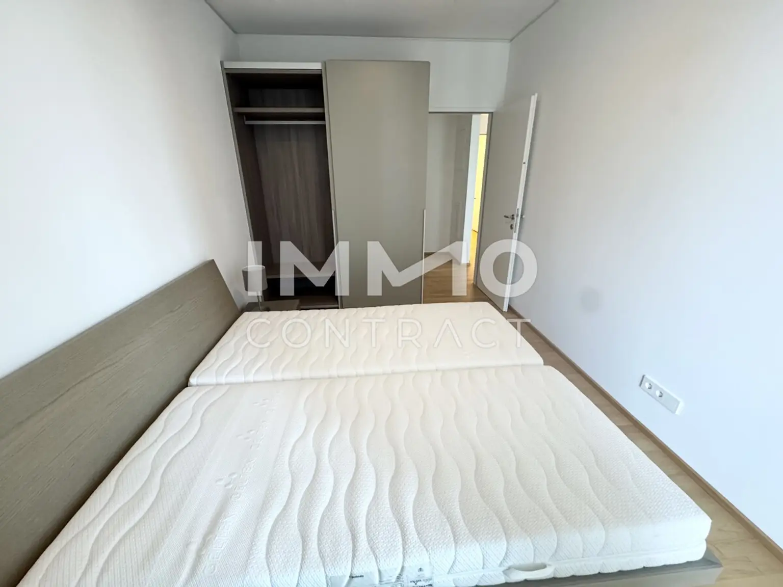 Möblierte 2 Zimmer Wohnung im TrIIIple Turm 1 - Pool am Dach - U3 Station um die Ecke!