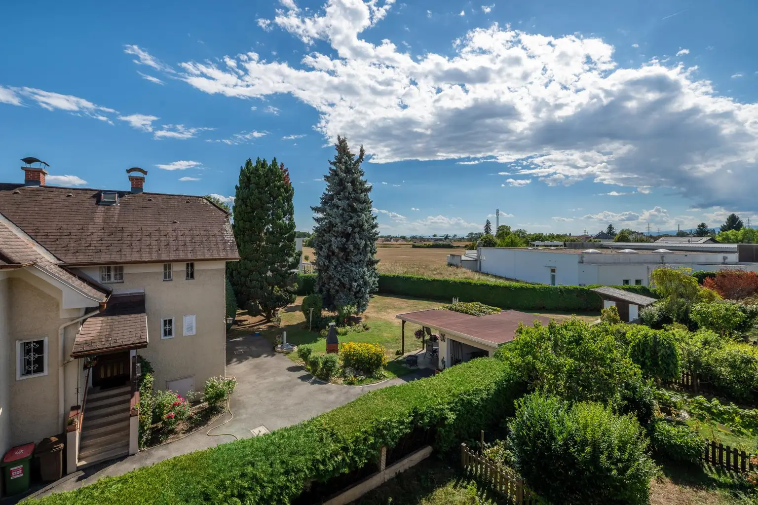 Grüner Ausblick von der Terrasse