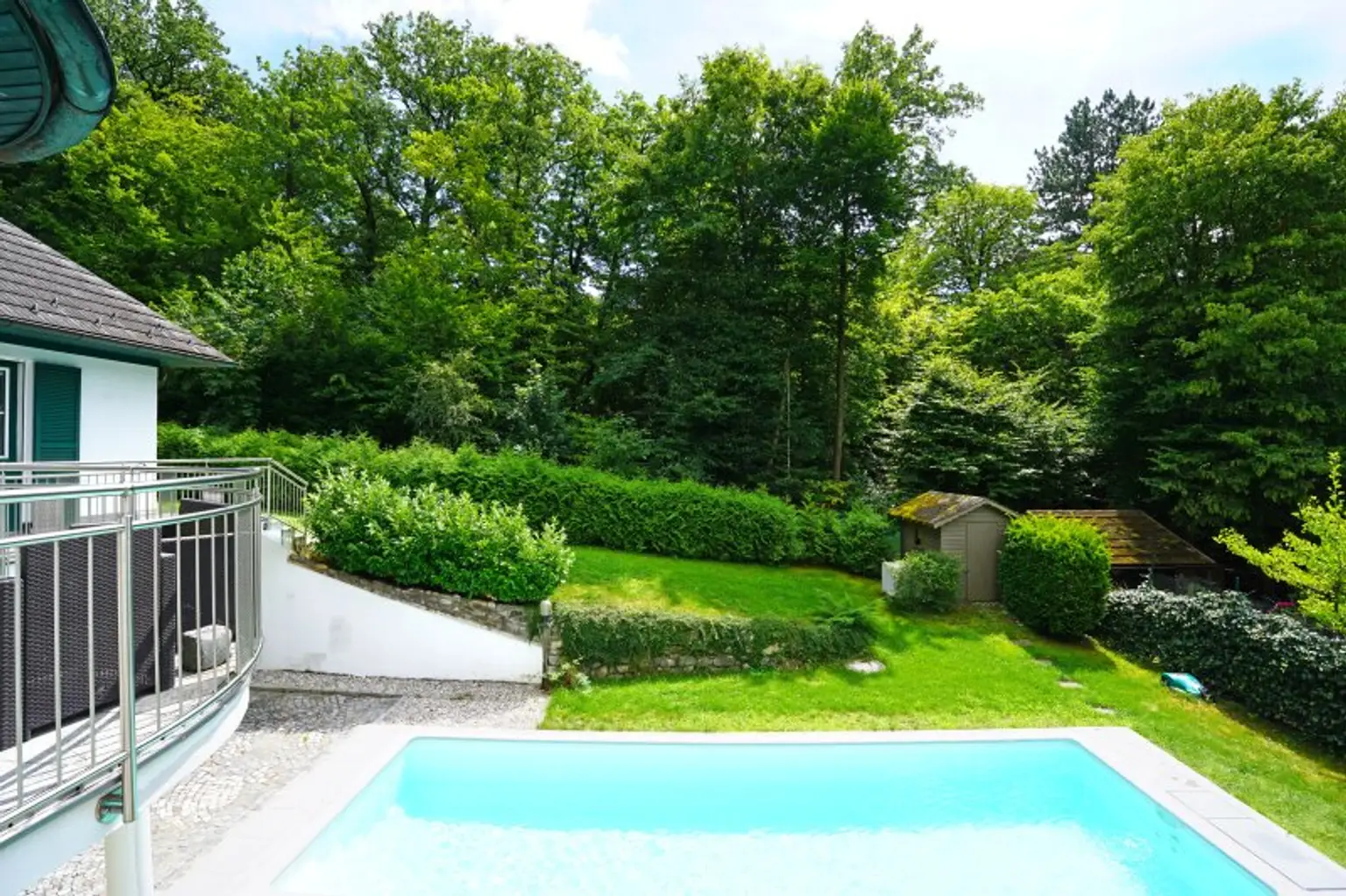 Repräsentative Villa mit Pool und Wellnessbereich in sonniger Waldrandruhelage