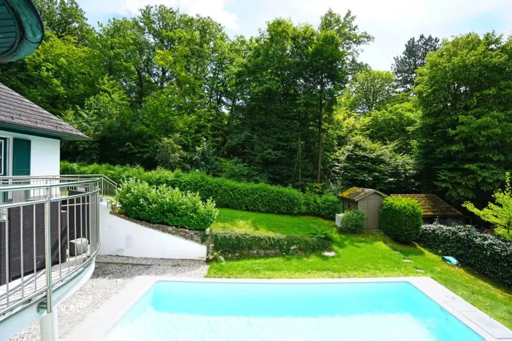 Repräsentative Villa mit Pool und Wellnessbereich in sonniger Waldrandruhelage