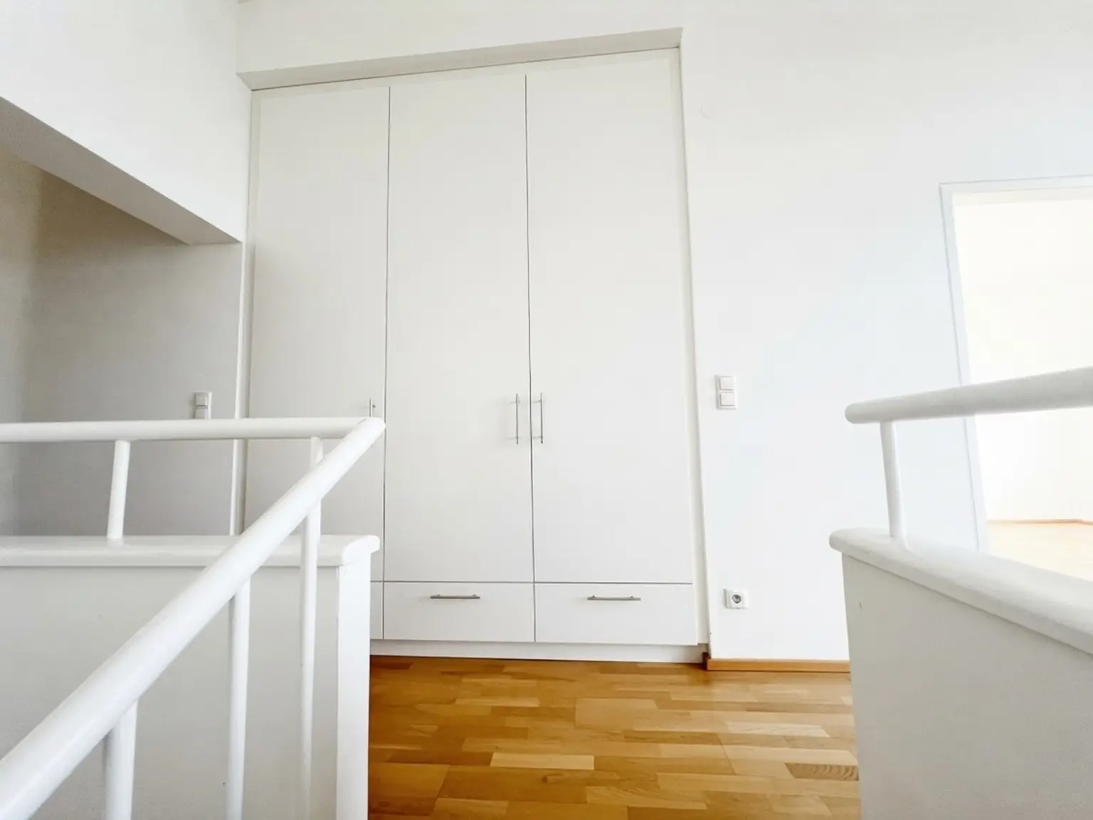 UNBEFRISTET: Klimatisierte Dachgeschosswohnung mit Loggien in Botschaftsviertel