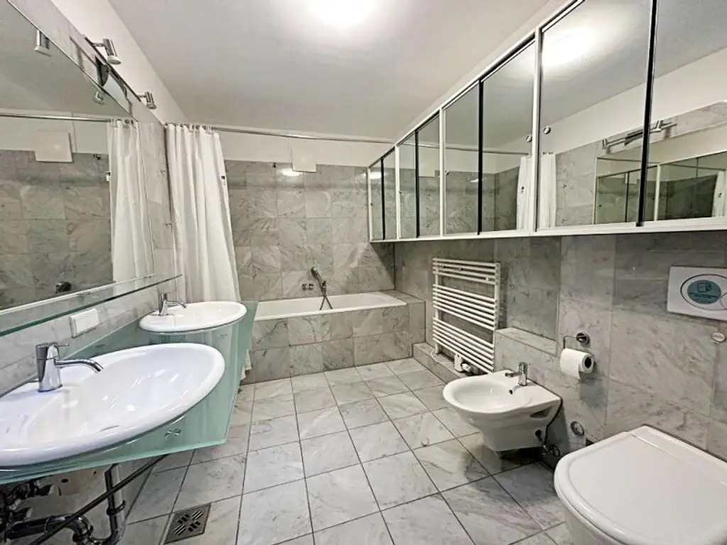 STAATSOPER-BLICK, klimatisiertes 110 m2 Dachgeschoss mit 20 m2 Terrasse, 3 Zimmer, Extraküche, 2 Bäder, Möblierung möglich