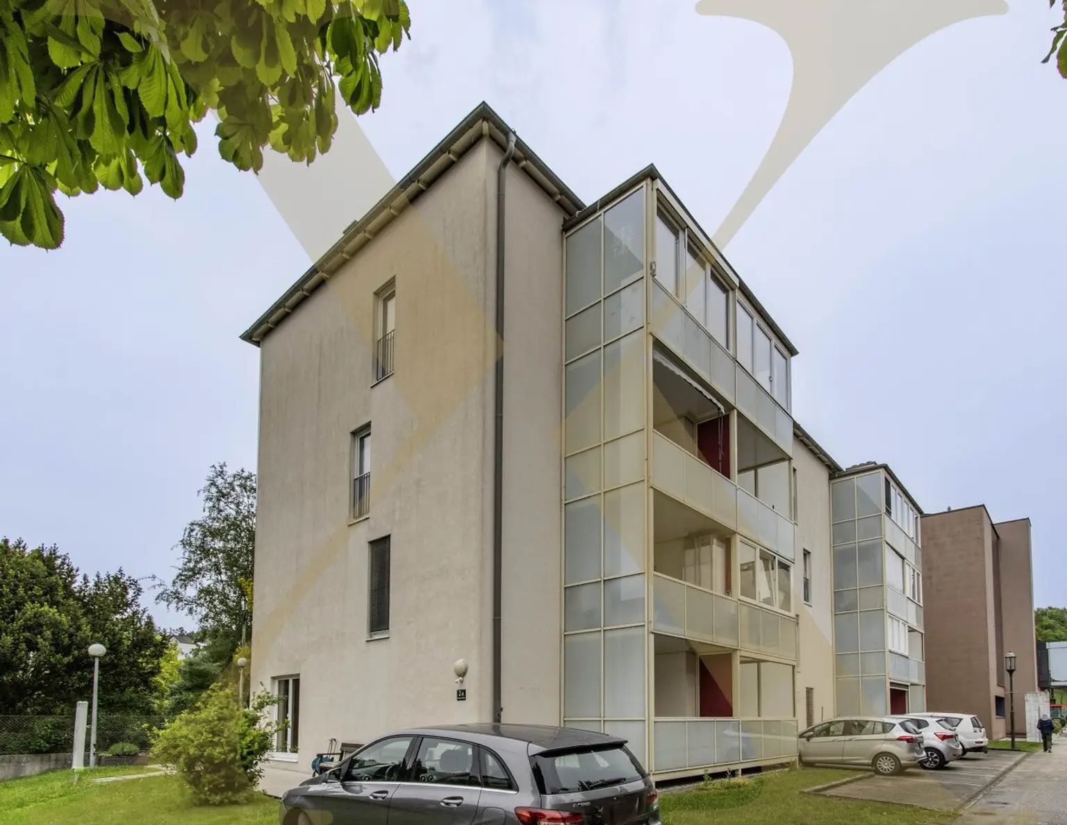 3 MONATE MIETFREI! Helle Geschäfts-/Studiofläche mit Loggia und Küche in Laakirchen zu vermieten!