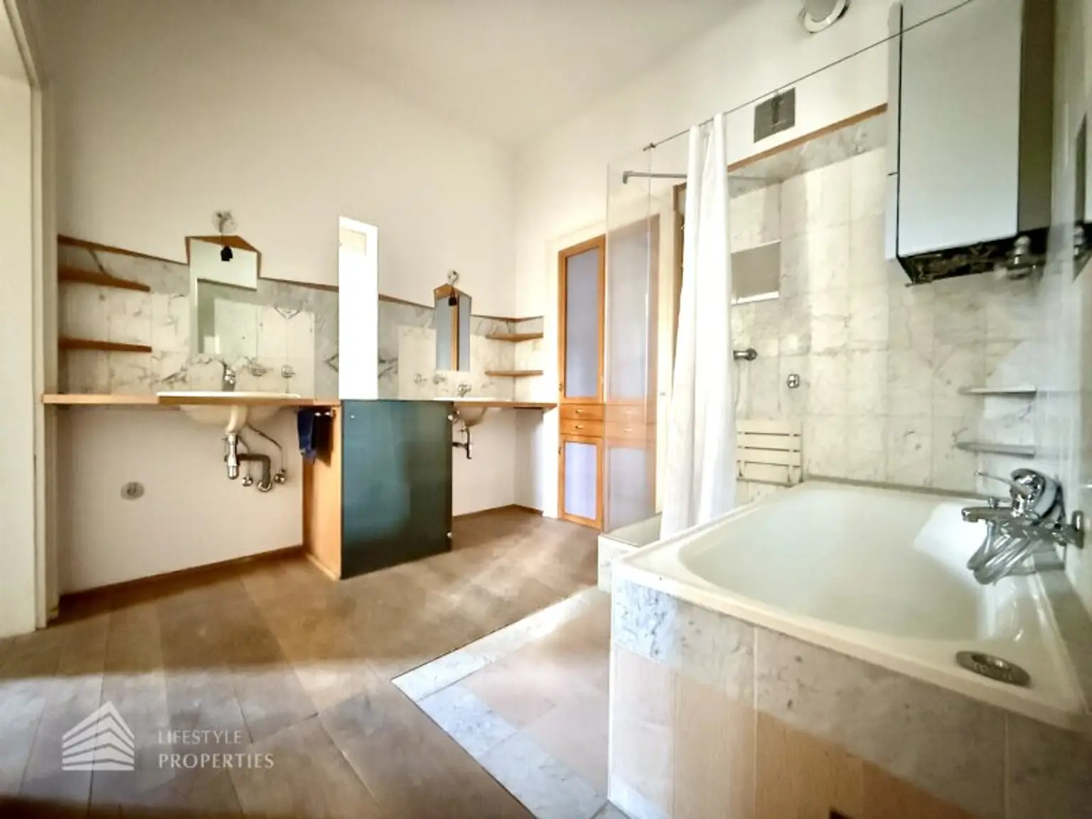 Helle Wohnung mit Balkon auf ganzer Etage zzgl. Rohdachboden, Nähe Einsiedlerpark