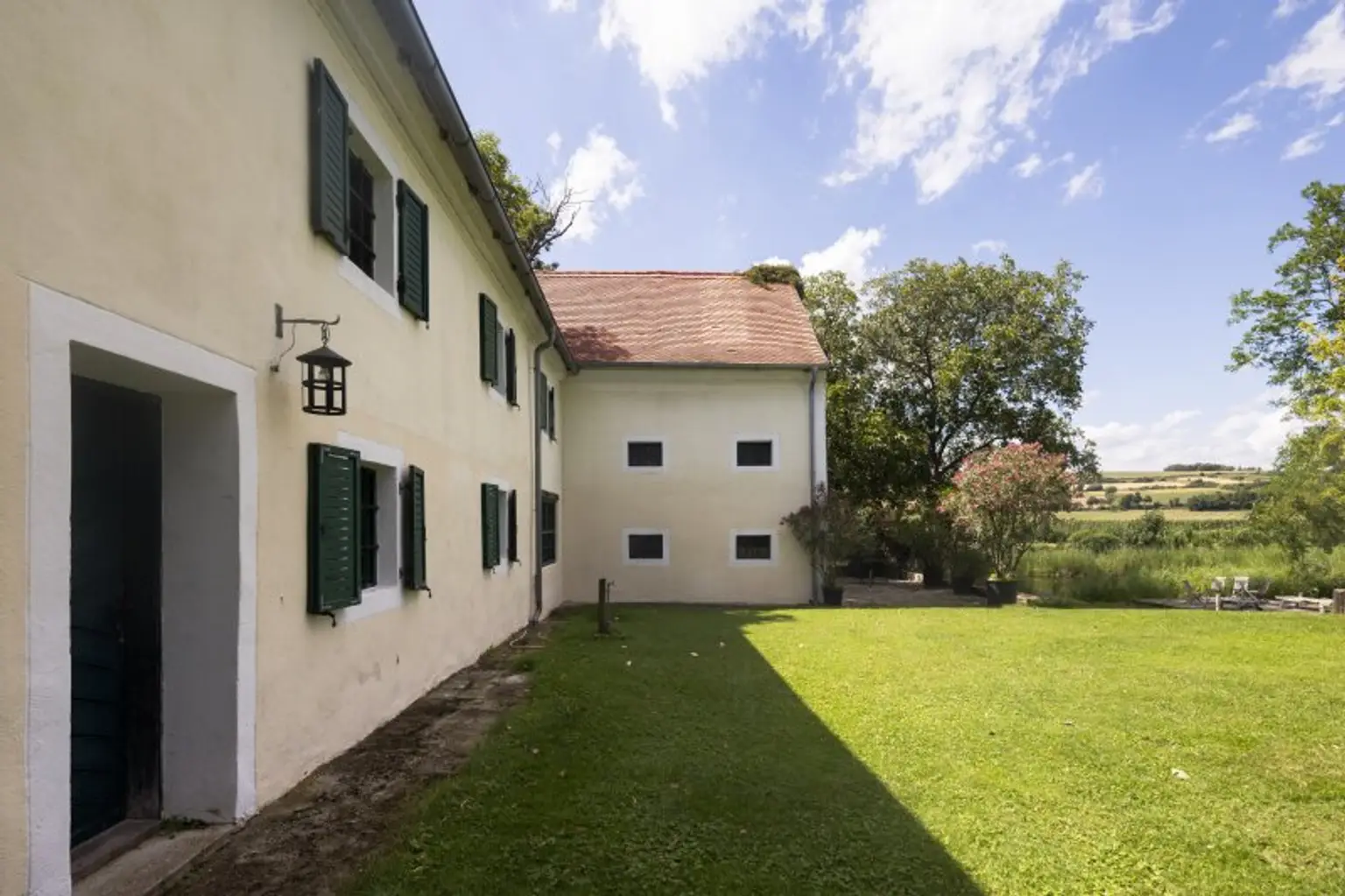 Historische Mühle inmitten von Wiesen und Feldern, nur unweit von Wien