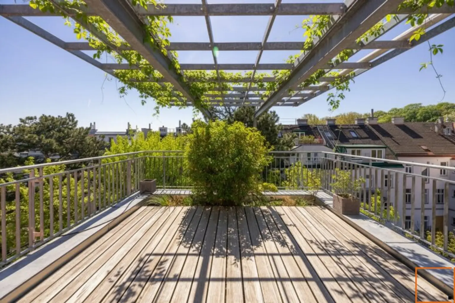 Familiendomizil: Penthouse mit Ateliercharakter, großen Terrassen und Grünblick