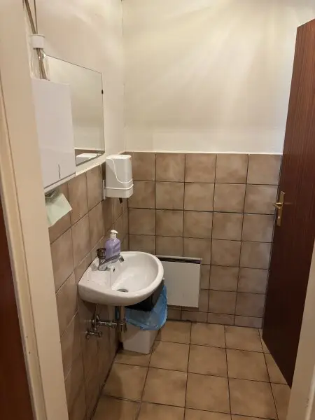 ** LEGENDE IN DER WEINIDYLLE ** D. Ehrensdorf !! Gepflegtes Haus mit ca. 245 m2 Nfl. in gediegener Ortsrandlage - Hauptwohnsitz möglich !!