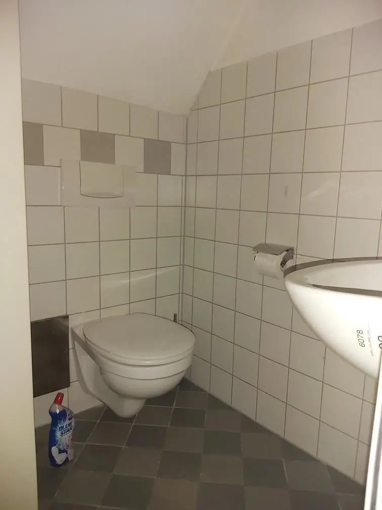 Zentrale 2-Zimmer-Wohnung mit Küchenblock im 2. Obergeschoß (Dachgeschoß) am Hauptplatz in Kapfenberg zu mieten !