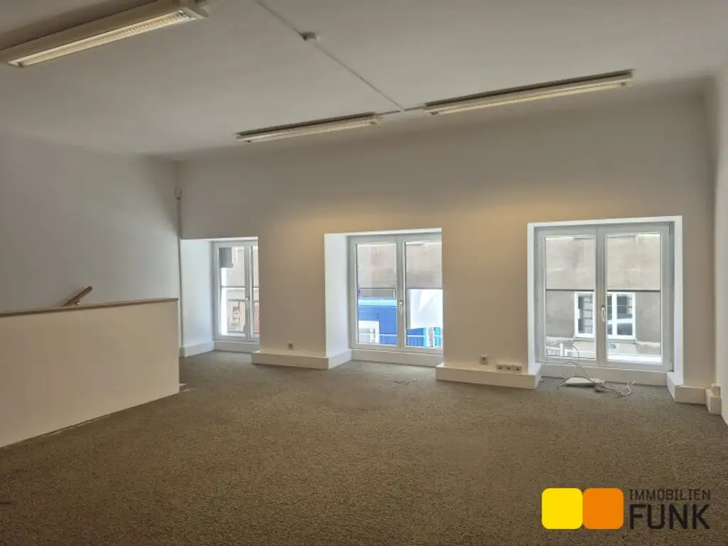 Attraktives Büro mit eigener Garage und zusätzlicher Lagerfläche