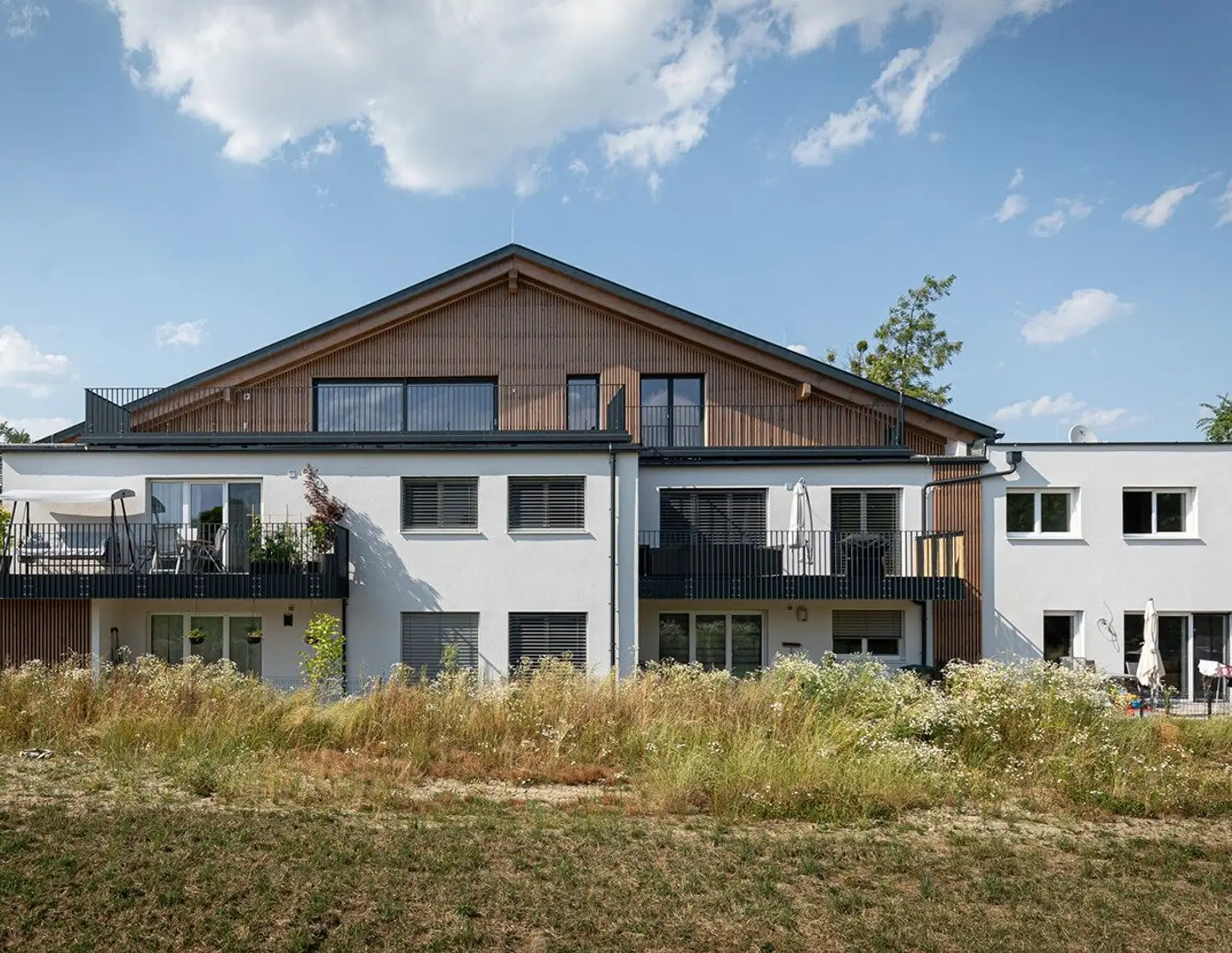 BEZUGSFERTIG! Traumhafte DACHGESCHOSSWOHNUNG mit Blick ins Grüne und viel Raum!