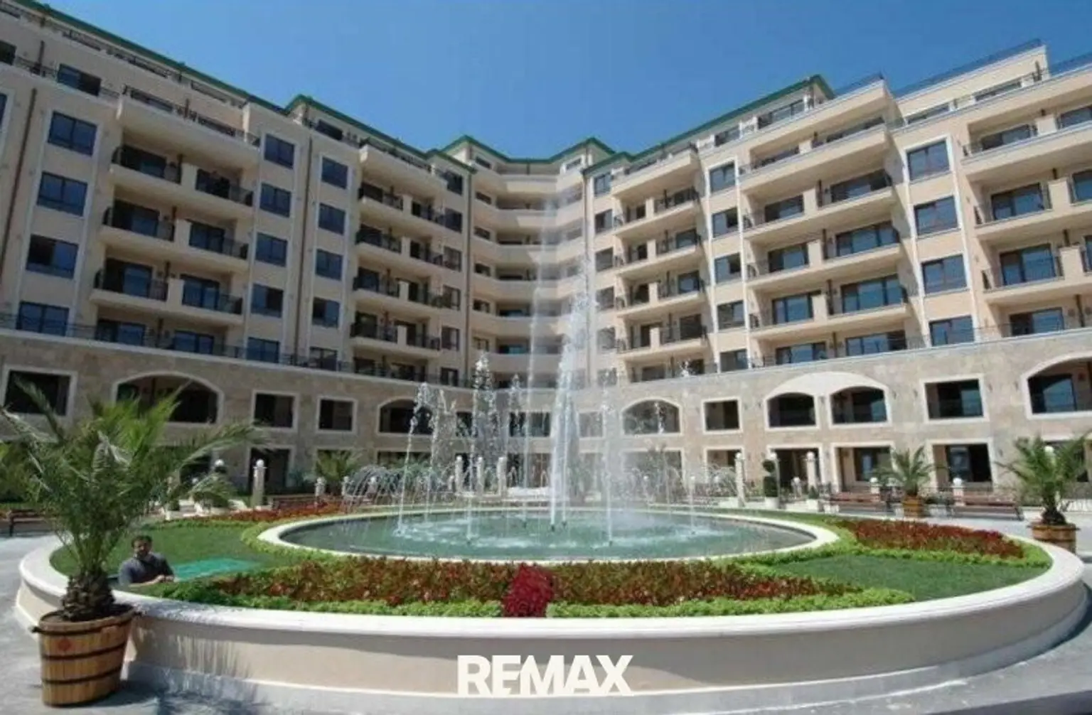 19 Hotel mit Springbrunnen Entree BG