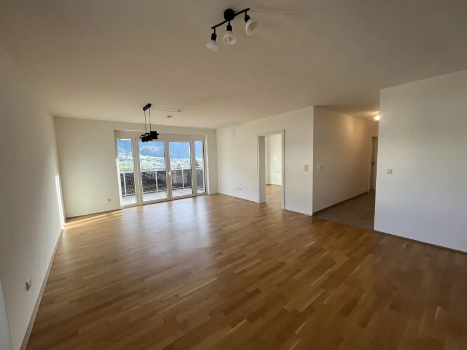 JENBACH - Neuwertige, sonnige 3 Zi.-Mietwohnung mit Balkon in Toplage