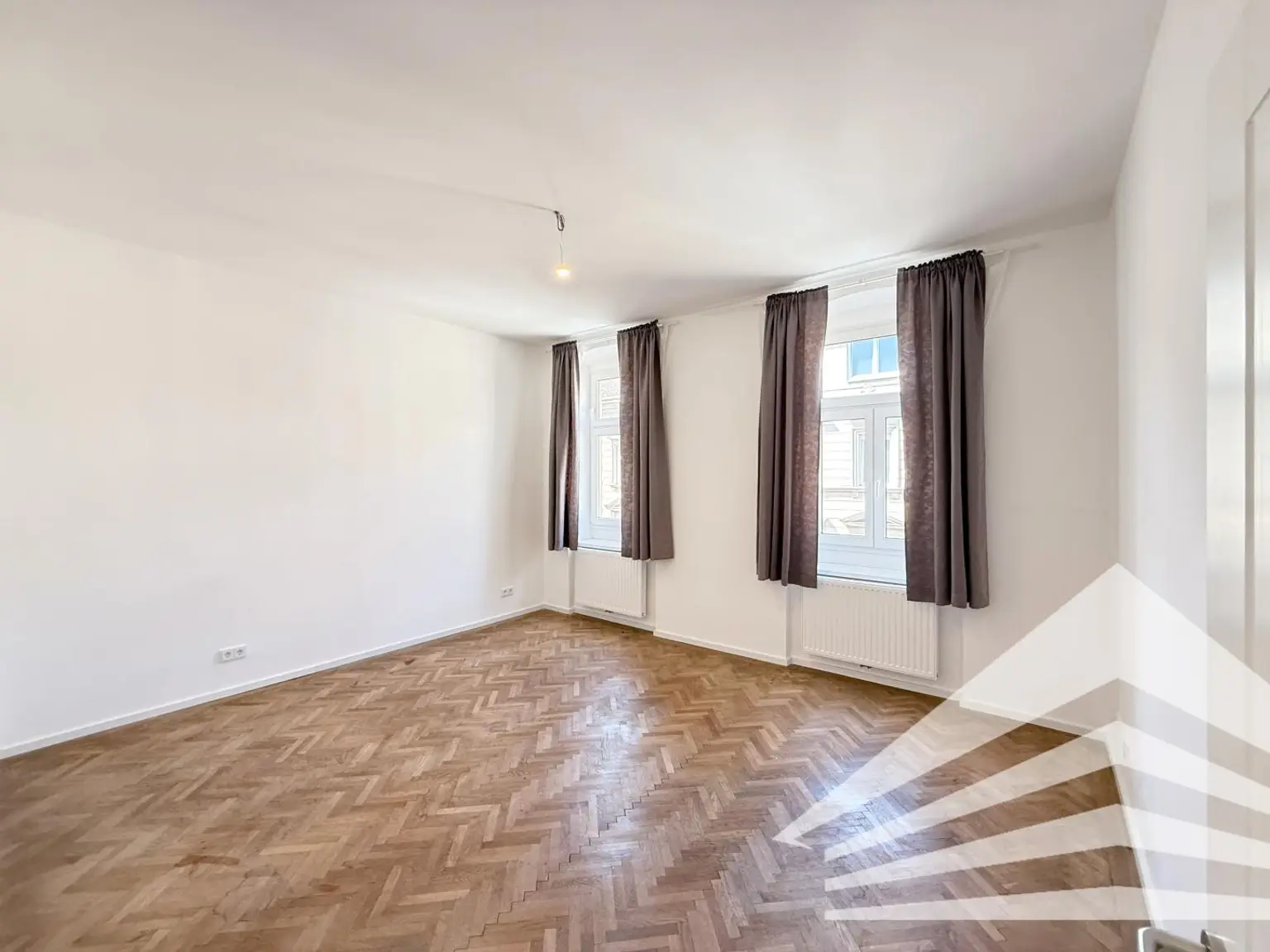 107 m² Altbauwohnung mit großer Loggia in der Innenstadt! TG-Platz verfügbar!