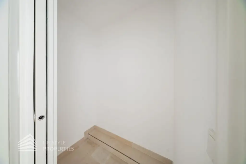 Wunderschöne 4 - Zimmer Wohnung mit Terrasse und 2 Balkonen