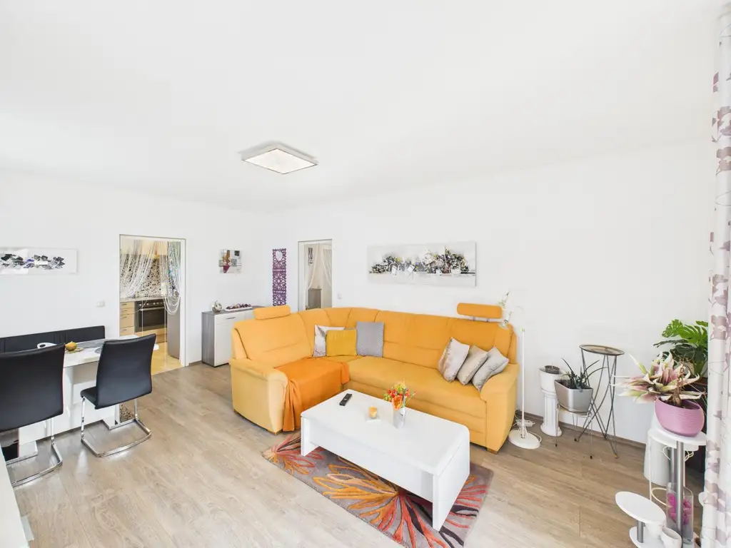 Gemütliche Eigentumswohnung mit Balkon im 1. Liftstock – Möbliert & bezugsfertig!