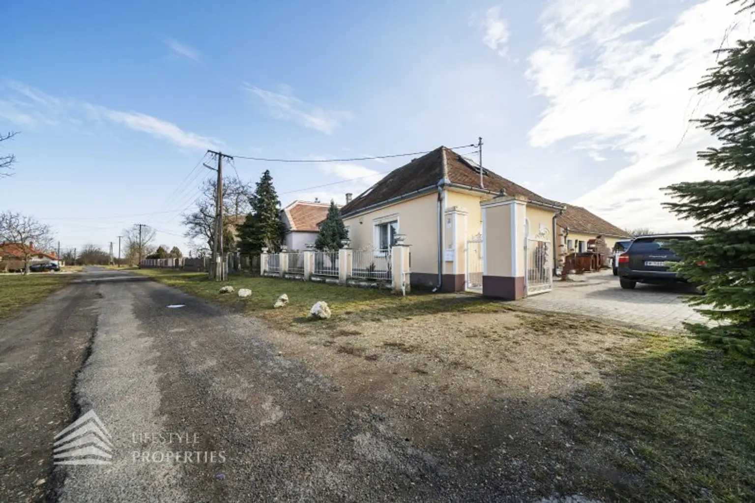 Geräumiges renovierungsbedürftiges Einfamilienhaus mit großen Garten