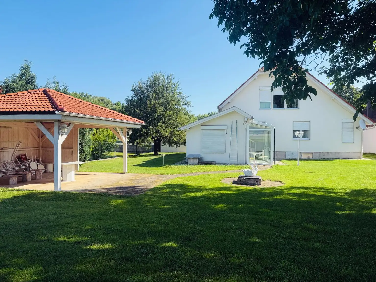 Villa mit Wintergarten und Nebengebäude