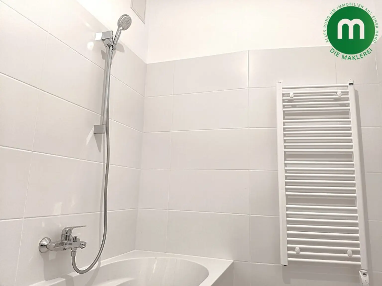 Bad mit Wanne und Sprossenheizung