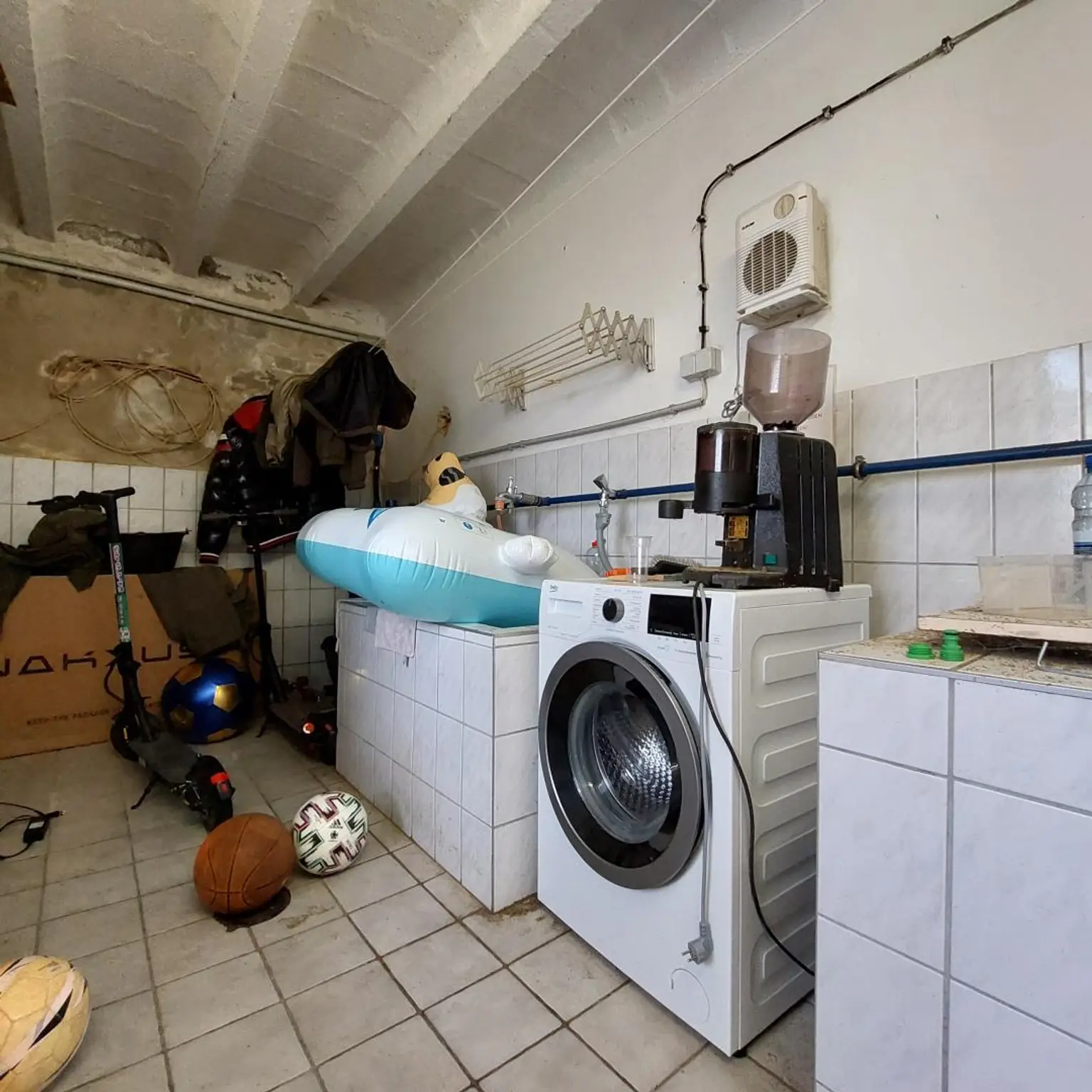 Mehrparteienhaus mit zwei Geschäftslokalen