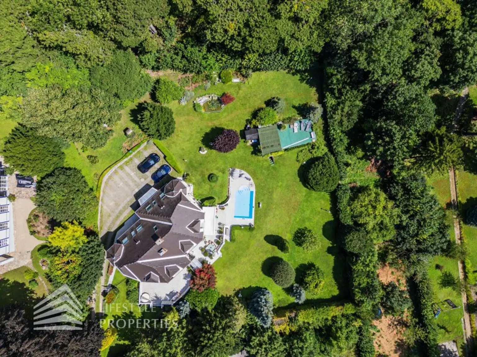 Beeindruckende Villa mit gepflegten Garten und Pool