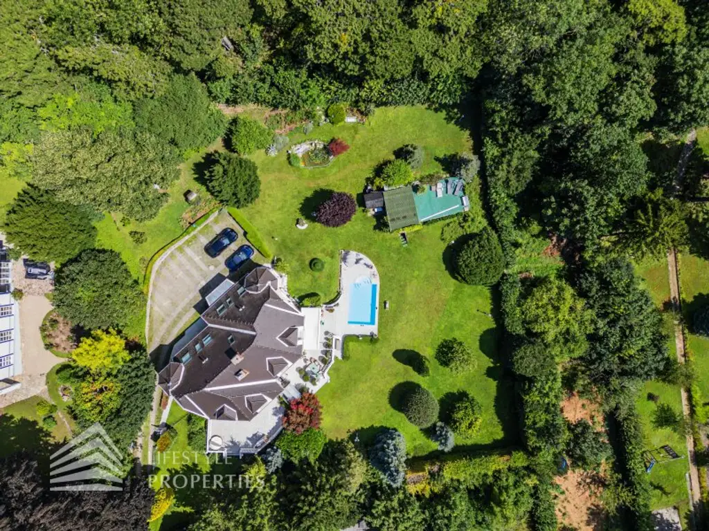 Beeindruckende Villa mit gepflegten Garten und Pool