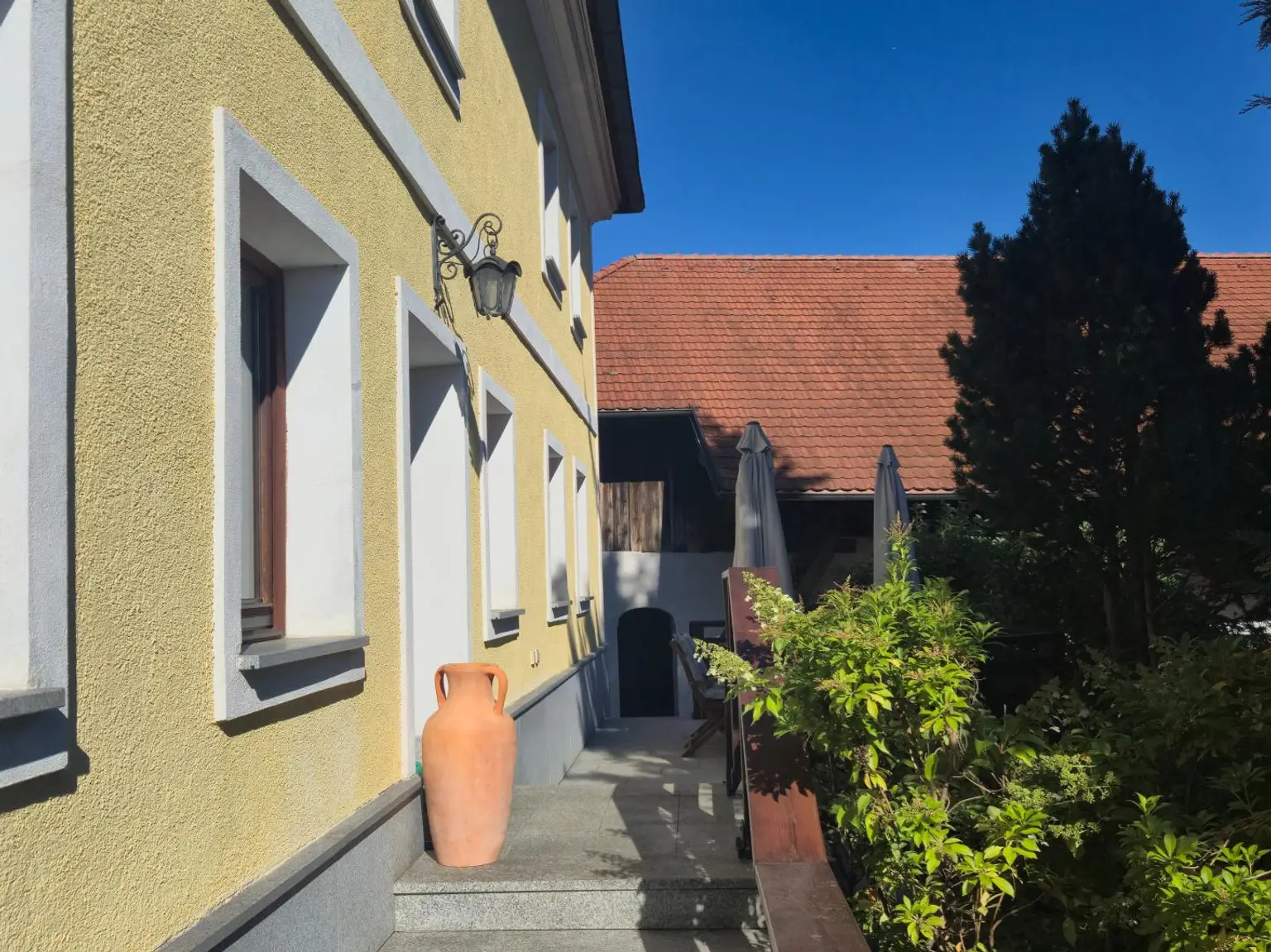 Wunderschöner Dreikanthof in Ruhelage mit Reithalle