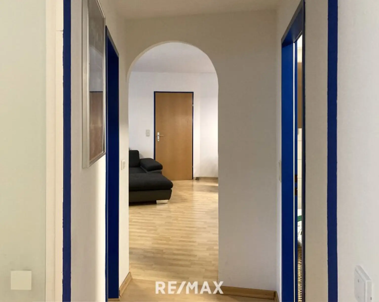 Blick Richtung Wohnzimmer und Vorzimmer