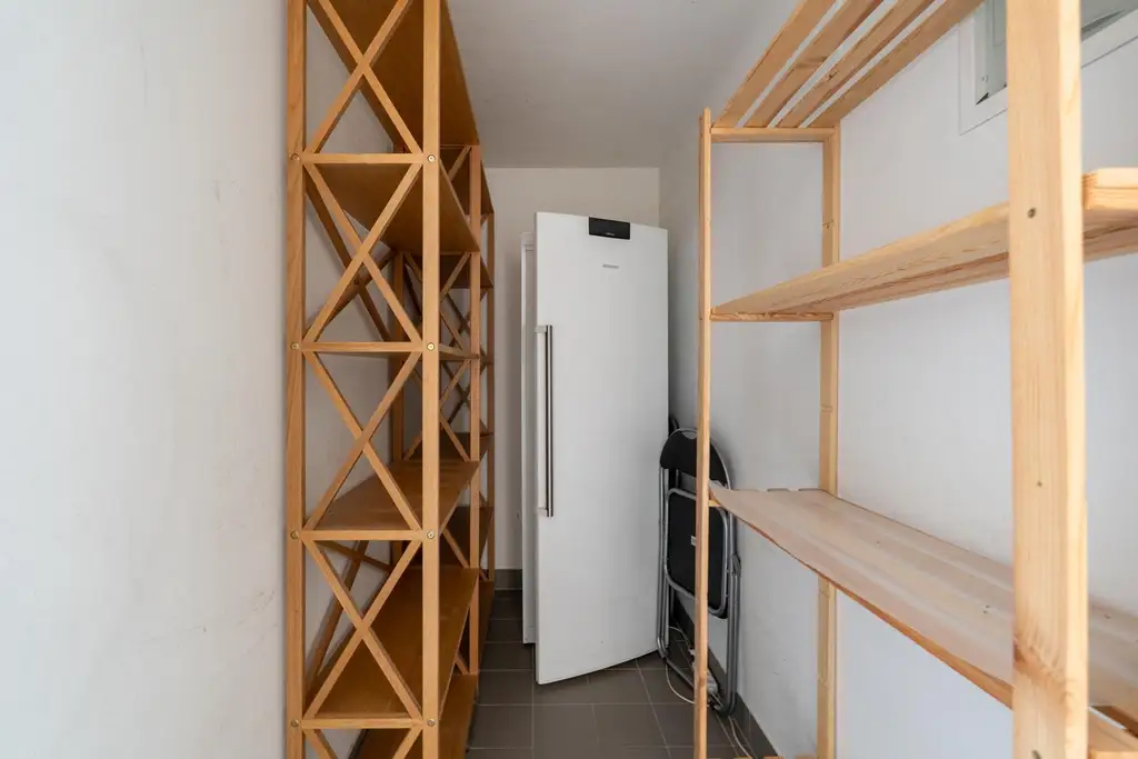 "Helle und voll möblierte Wohnung"