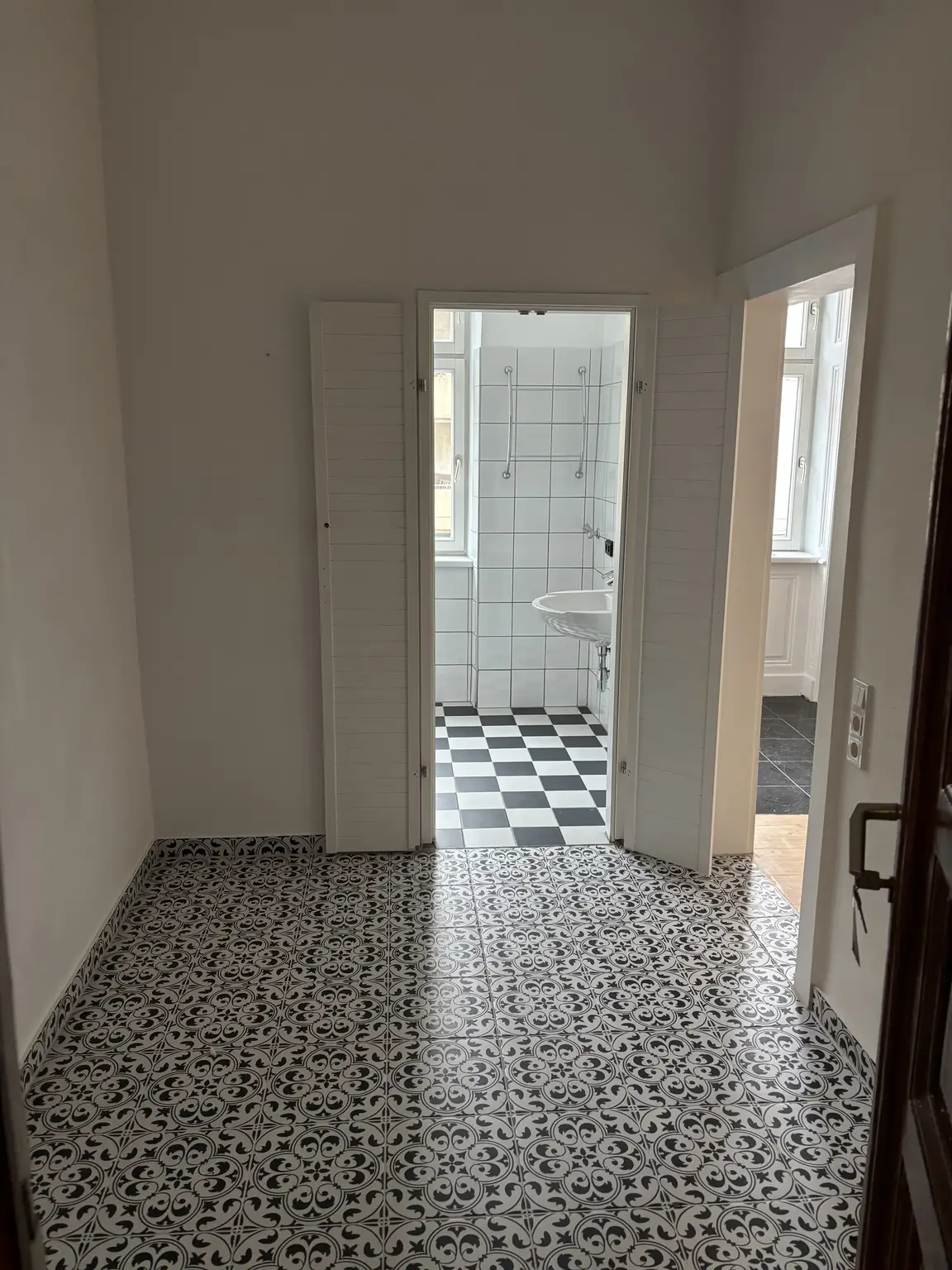 Sanierungsbedürftige 4 Zimmer Altbauwohnung mit viel Potential in zentraler Döblinger Lage - Billrothstrasse !