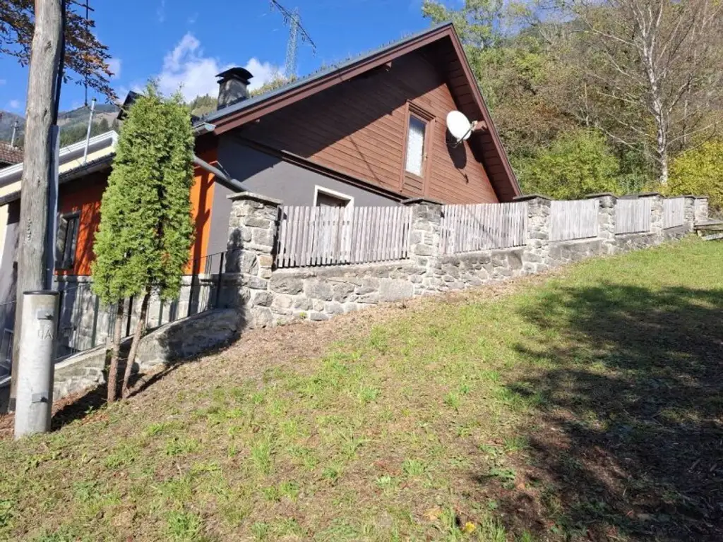 Großzügiges, vielseitig nutzbares Wohnhaus mit umfangreichem Ausbaupotenzial – Teilrenoviert und bereit für Ihre individuellen Wohnträume!